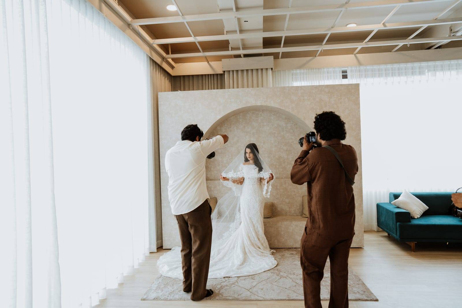 Behind the scenes: pre-wedding shoot at the arch backdrop, Veedo Lumen studio Kochi