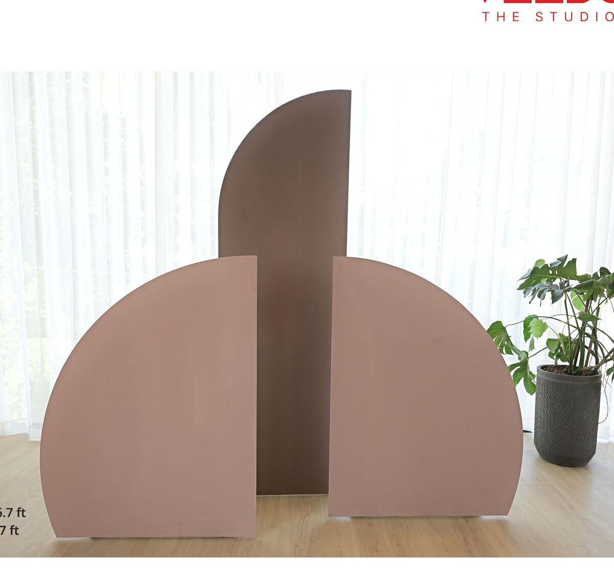 Brown textured backdrop at Veedo Noir studio