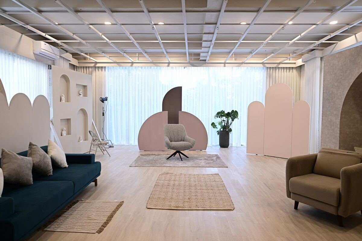 Veedo Lumen — white floor photography studio in Kochi with natural light and designer backdrops